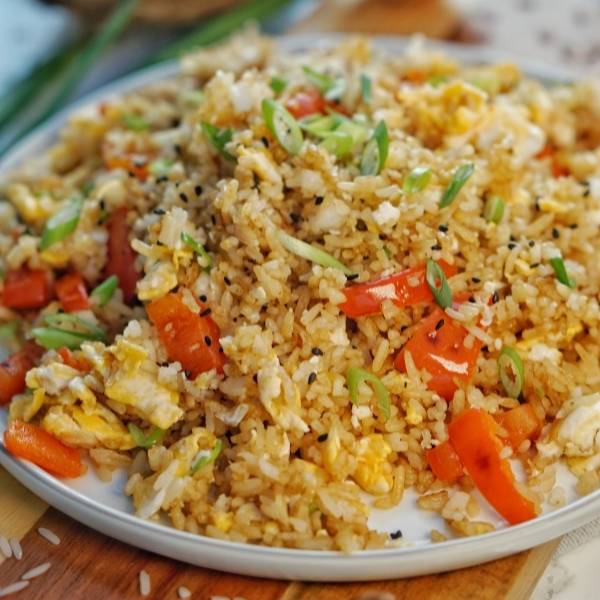 gebratener Reis mit Ei und Gemüse – chinesisches Rezept
