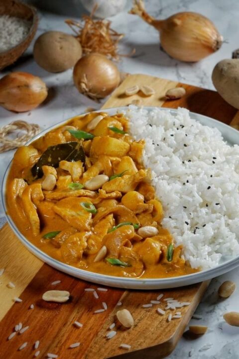 Massaman Curry - thailändisches Rezept mit Hähnchen