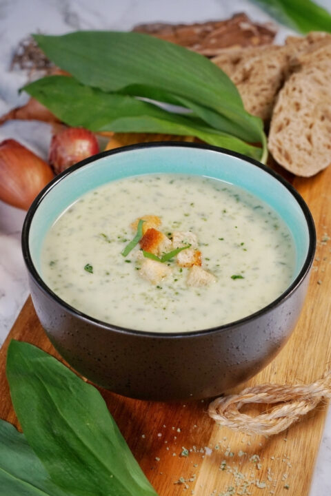 Bärlauchsuppe mit Kartoffeln - cremiges und einfaches Rezept