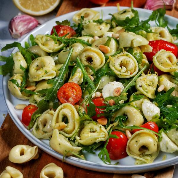 italienischer Tortellini Salat mit Pesto - einfaches Rezept