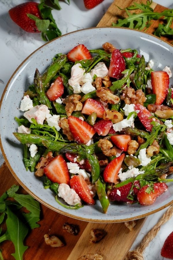 einfaches rezept gruener spargel erdbeer salat