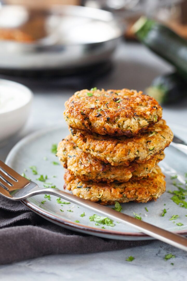 Zucchini Puffer mit Haferflocken und Käse